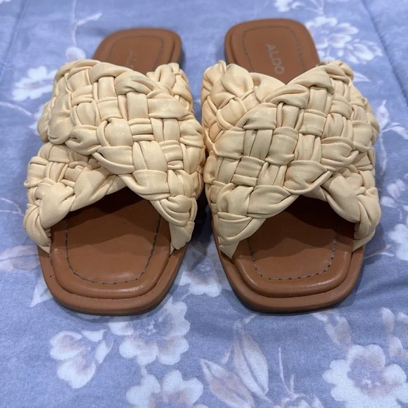 🚨2/$10‼️ALDO Light Yellow Sandals - Picture 2 of 7